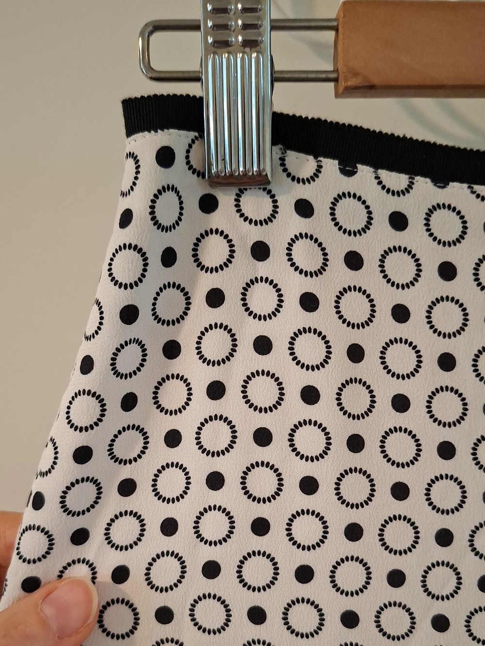 Wilfred 100% Silk "Isadora" Slip Skirt in White & Black Polka Dots (Size US 2) - Picture 4 of 8